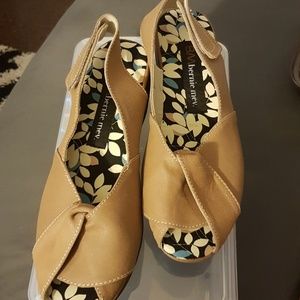 Bernie Mev Tan Mama Mia Wedge Sandals 9.5M